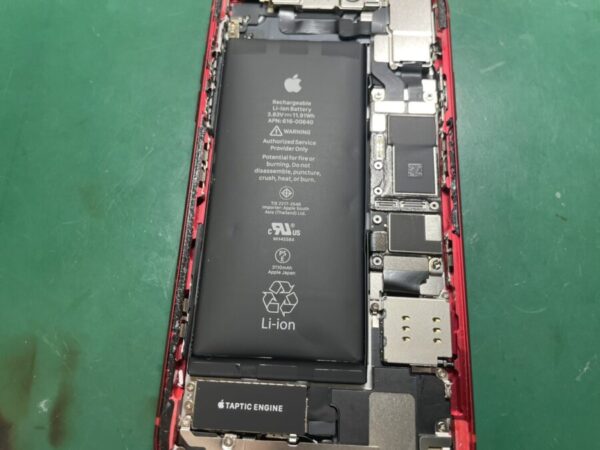 本日はiPhoneXR  (アイフォン） バッテリー膨張の修理をさせて頂きました！！